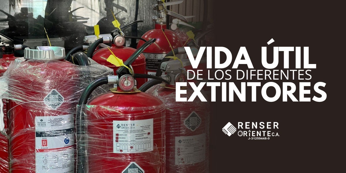 Extintor de incendios con manómetro visible y etiqueta de mantenimiento, representando la vida útil de los extintores y las normativas aplicables.